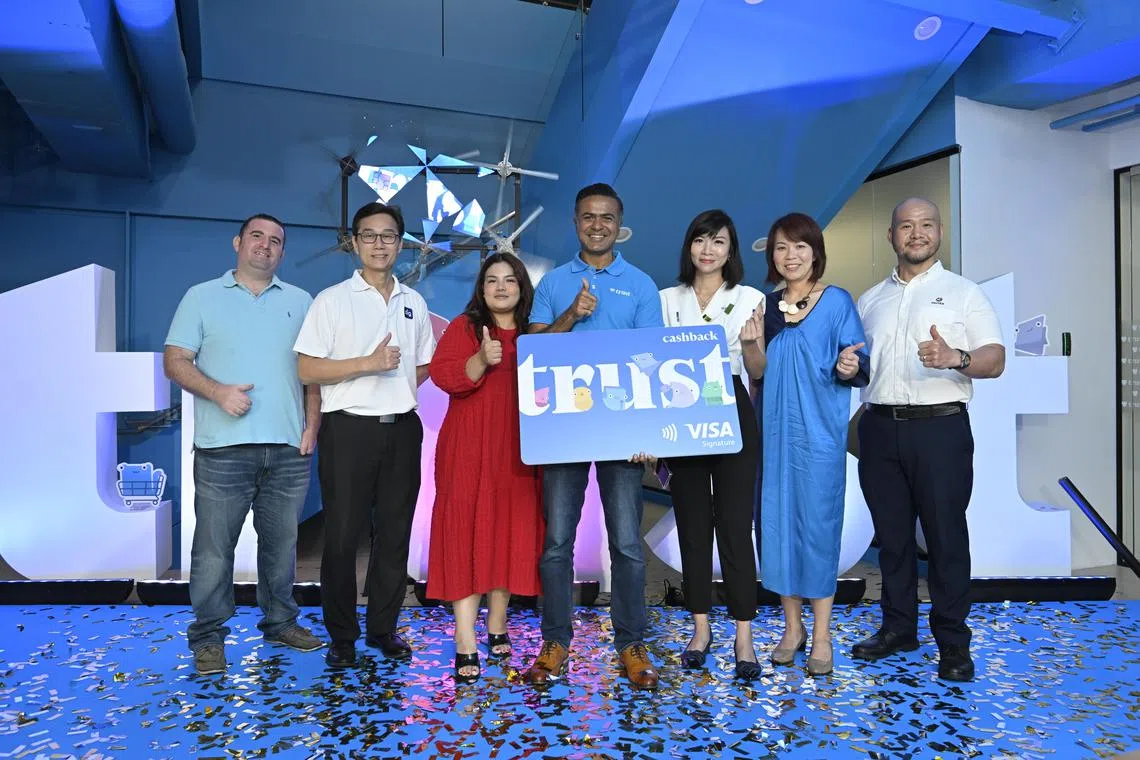 优信银行庆祝两周年推出现金回赠信用卡。优信首席执行官沈渡伟（中）与品牌伙伴共同主持推展仪式。左起为Deliveroo新加坡总经理帕克（Jason Parke）、康福德高出行服务总监余汉威、KFC数码营销和合作经理李特丽莎、Agoda战略合作总监余佩珊、威士新加坡与文莱区域经理金丽玲、加德士燃料和润滑油经理梁子煌。（优信银行提供）