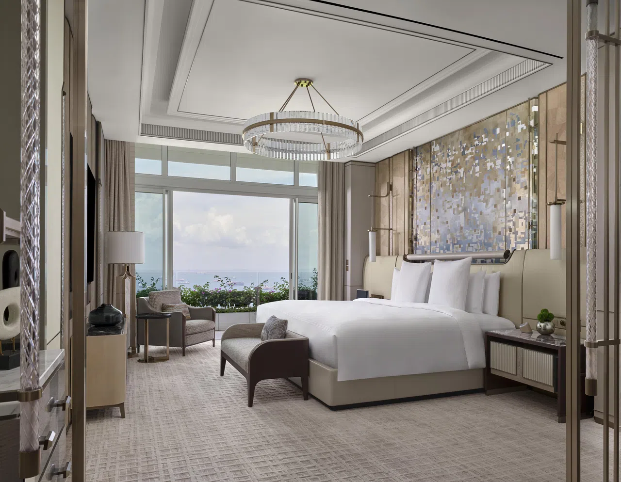 第一阶段再投资计划全面升级金沙酒店第一及第二大楼客房，其中御匾皇家系列的主席套房，是滨海湾金沙顶尖豪华套房，位于酒店最顶层。 （滨海湾金沙提供）