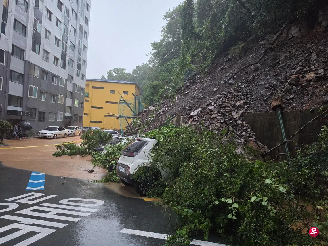 韩国庆尚南道泥石流 20多人受困一人死亡