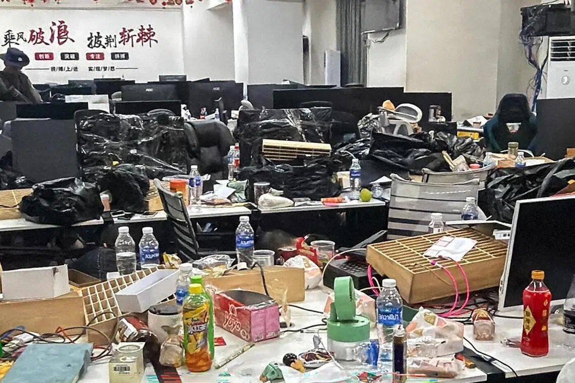 《缅甸环球新光报》称，持柬埔寨护照的中国公民佘智江，名下的“亚太新城”是运营水沟谷地区诈骗园区的“涉案公司”。图为缅军政府到水沟谷的诈骗园区展开突袭行动后，现场一片狼藉。（取自泰国网媒The Reporters脸书）