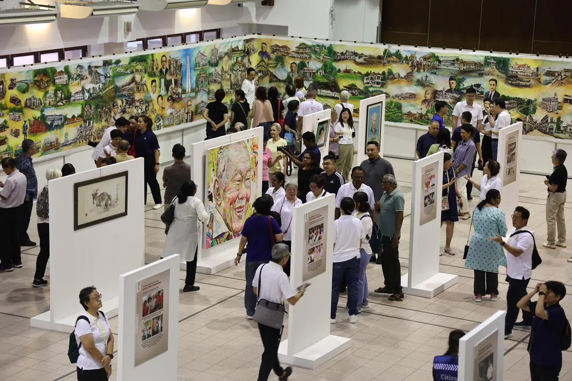“铭记·省思·焕新—李光耀逝世十周年纪念展”这个周末在丹戎巴葛民众俱乐部举行。展品包括本地艺术家黄品胜创作的新加坡历史图，画作长67米。（陈渊庄摄）
