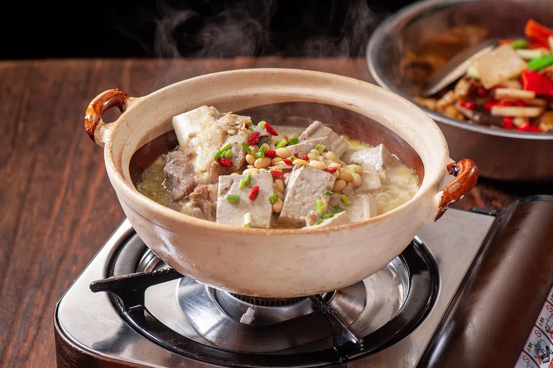 农耕记浓郁的砂锅筒骨豆腐。（餐馆提供）