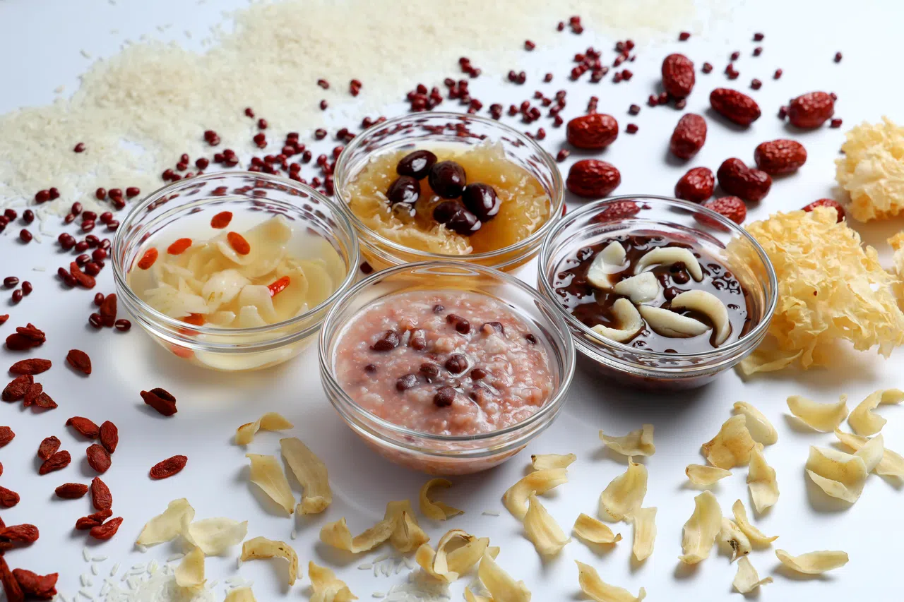 六种白色和红色的食材各具效益，亦可搭配煮成不同的健康料理。（龙国雄摄）