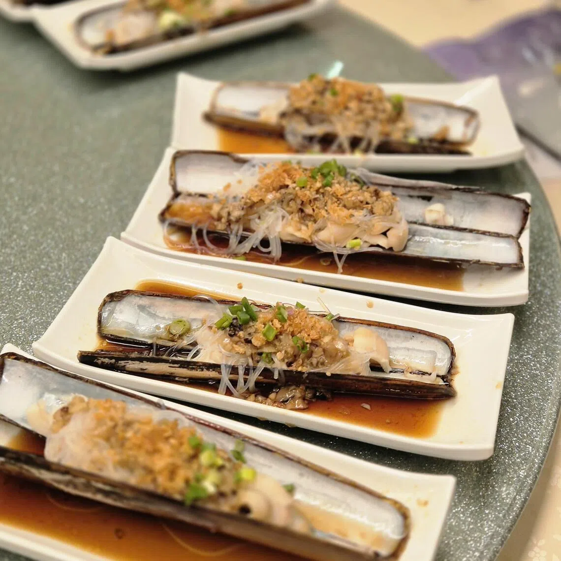 原价$67.20的四只蒜蓉粉蒸竹蚌有机会以$48尝到。（陈爱薇摄）