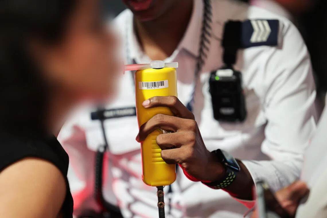 交警一直以来在前线临检时使用的是这款黄色的手提测醉器，作为初筛，它可初步检测出驾驶员酒精含量是否超标。（李冠卫摄）