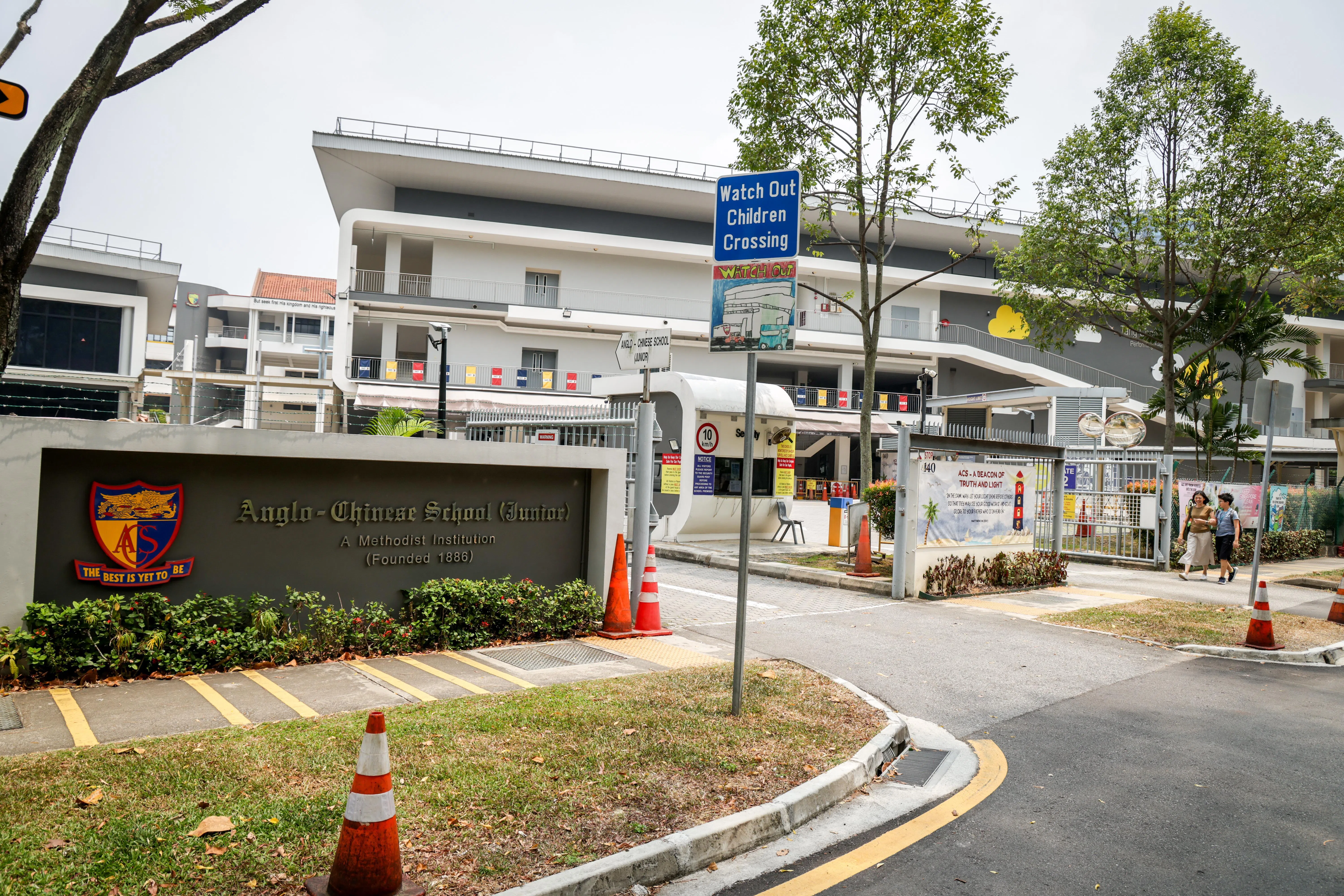 英华学校（附小）校址介于武吉知马和纽顿区一带，由于校舍2公里范围内的公共住房单位占比少于40%，明年开始在小一报名2C阶段实施新的“双轨录取机制”，预留名额供居住在2公里内和2公里外的孩童申请。（叶振忠摄）