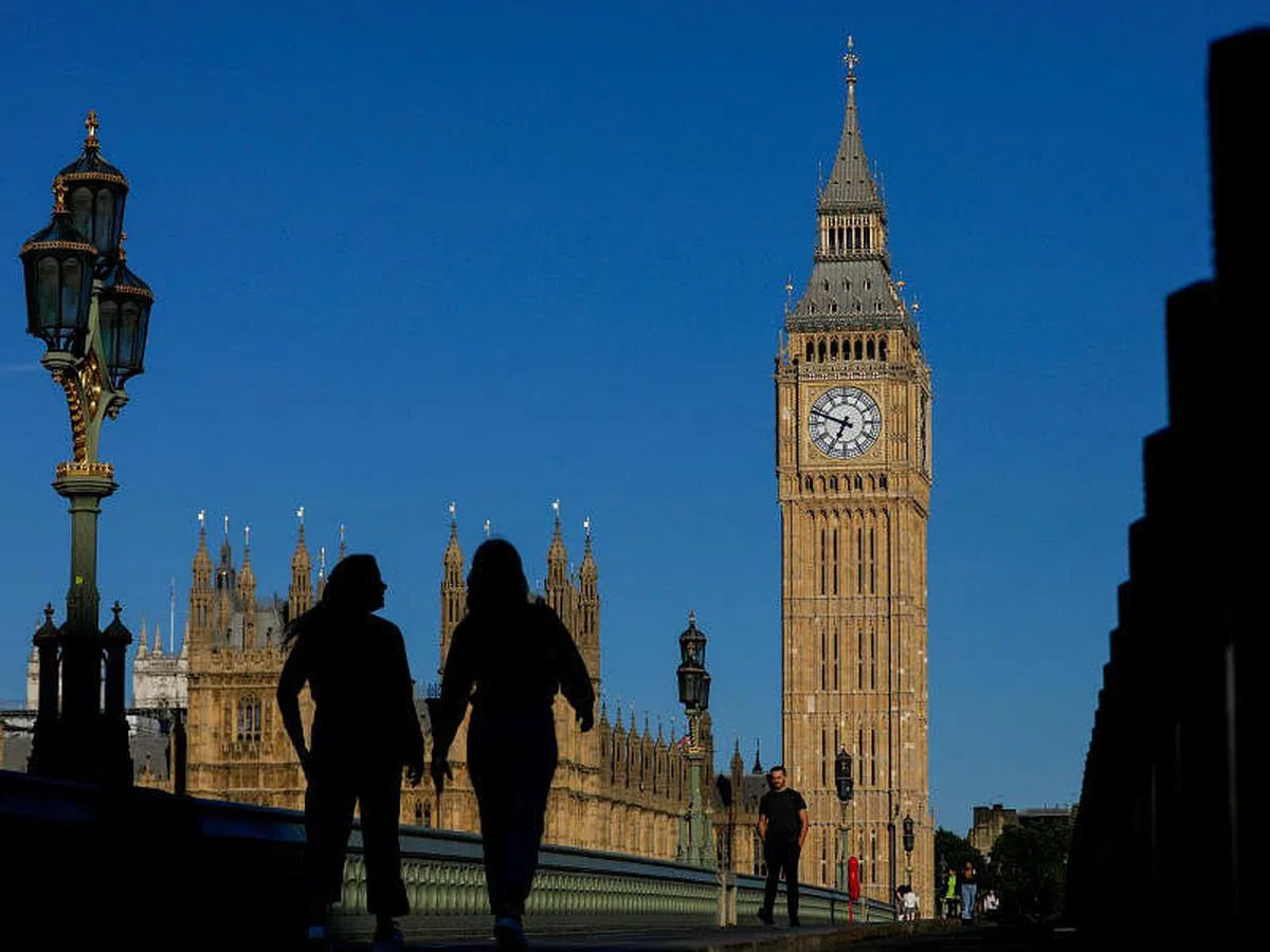 民众在英国著名地标伦敦大笨钟附近步行。（彭博社）