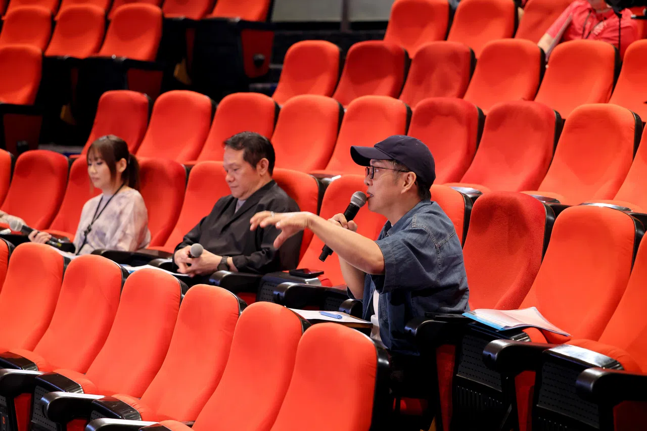 三位资深本地音乐人林思彤（左起）、随安与黎沸辉担任半决赛评审，现场细致点评选手表现，分享音乐建议，与参赛者热烈互动。（龙国雄摄）