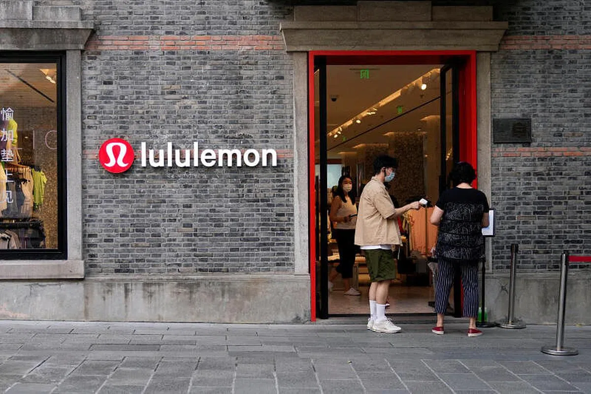 Lululemon的库存相对“新鲜”，而且它也只是在最近几个星期才有稍微多一点折扣，而其它同行现在都已经是处在大幅降价以刺激整体销售、减少过时的库存的阶段了。（路透社）