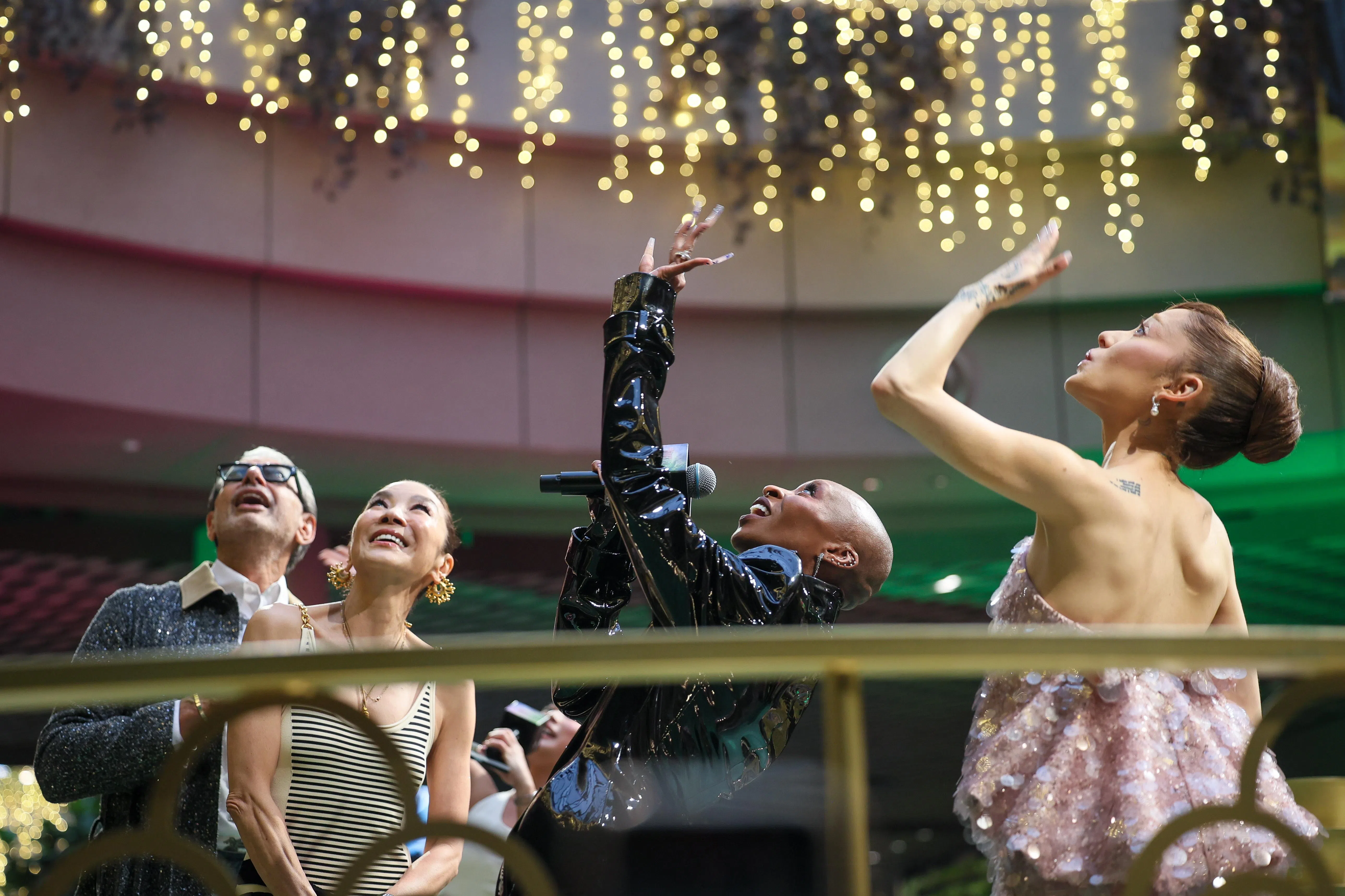 《魔法坏女巫》演员Jeff Goldblum（左起）、杨紫琼、Cynthia Erivo和Ariana Grande跟影迷打招呼并送飞吻。（张俊杰摄）