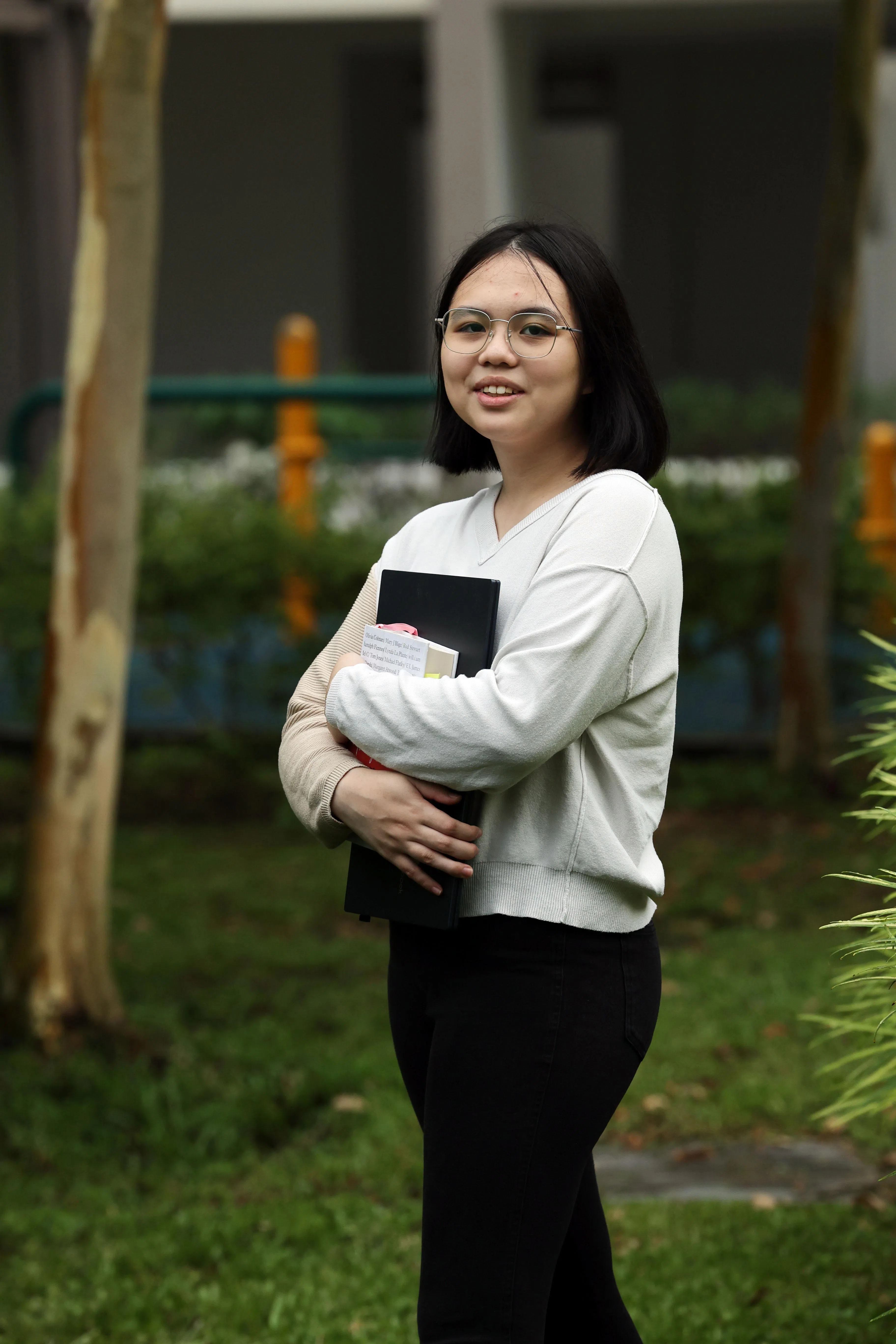 18岁的杨子莹认为新加坡格外安全、便利，十分庆幸能在新加坡出生。但随着我国的物价不断上涨，她也对未来怀有不少担忧，担心自己无法在毕业后负担起在新加坡的生活。（邝启聪摄）