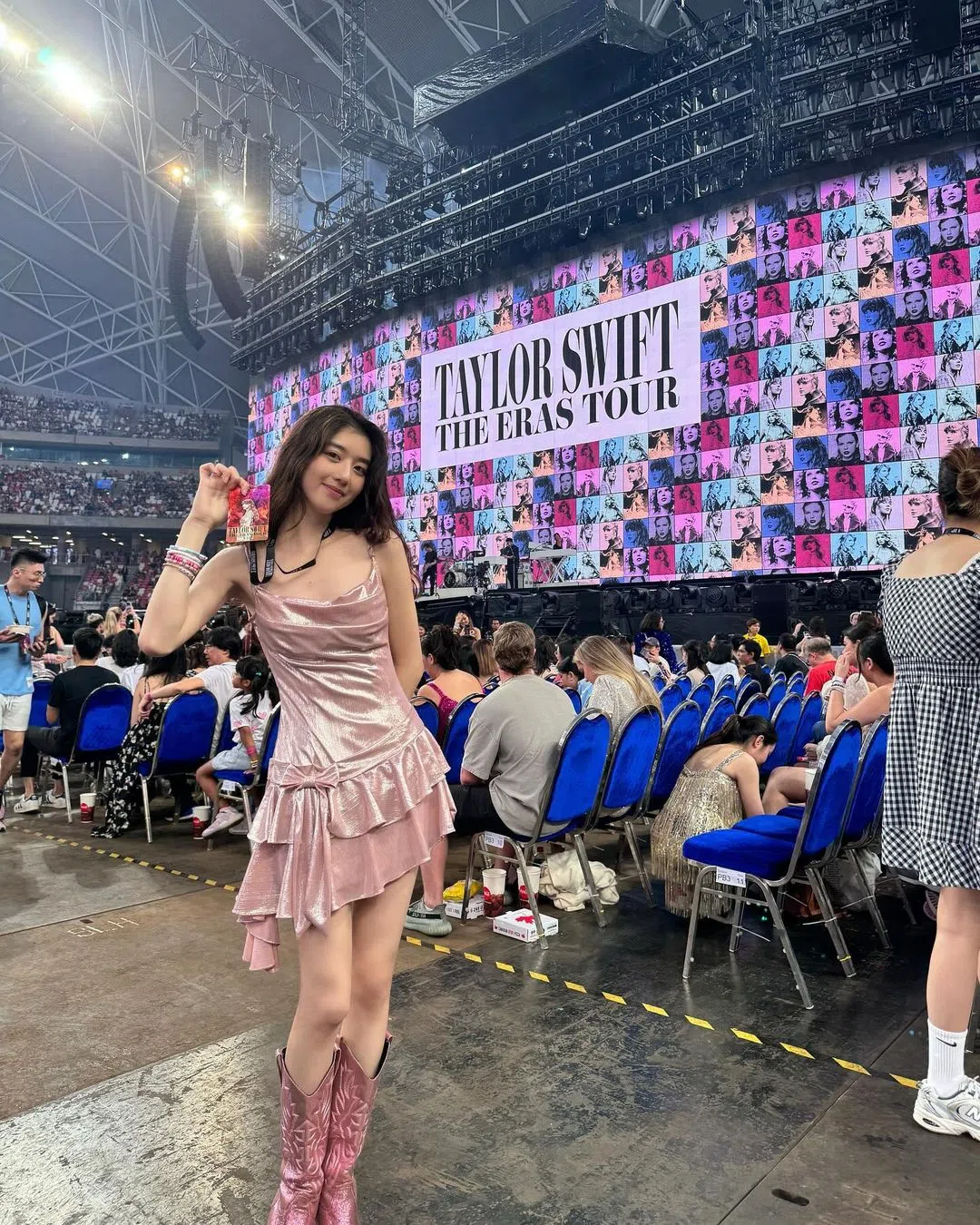 李凯馨穿上粉红色小礼服出席偶像泰勒丝的演唱会。（取自李凯馨IG）