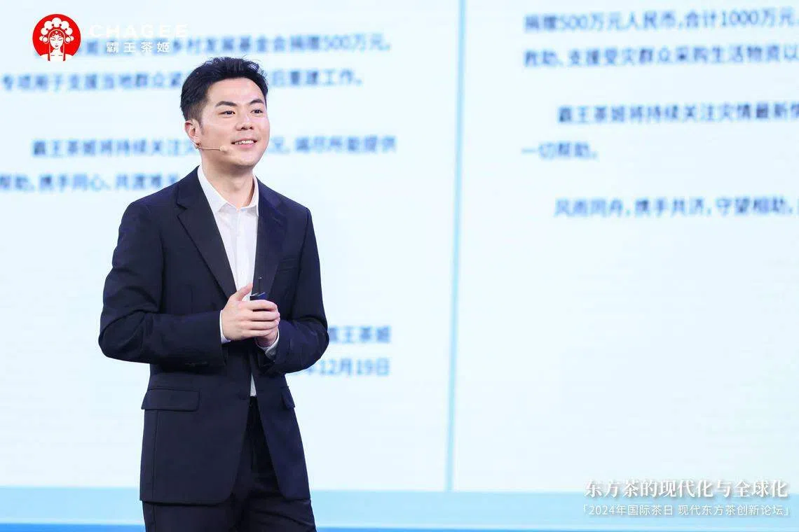 霸王茶姬于上海配合国际茶日举办“现代东方茶创新论坛”，图为霸王茶姬创始人张俊杰。（霸王茶姬提供）