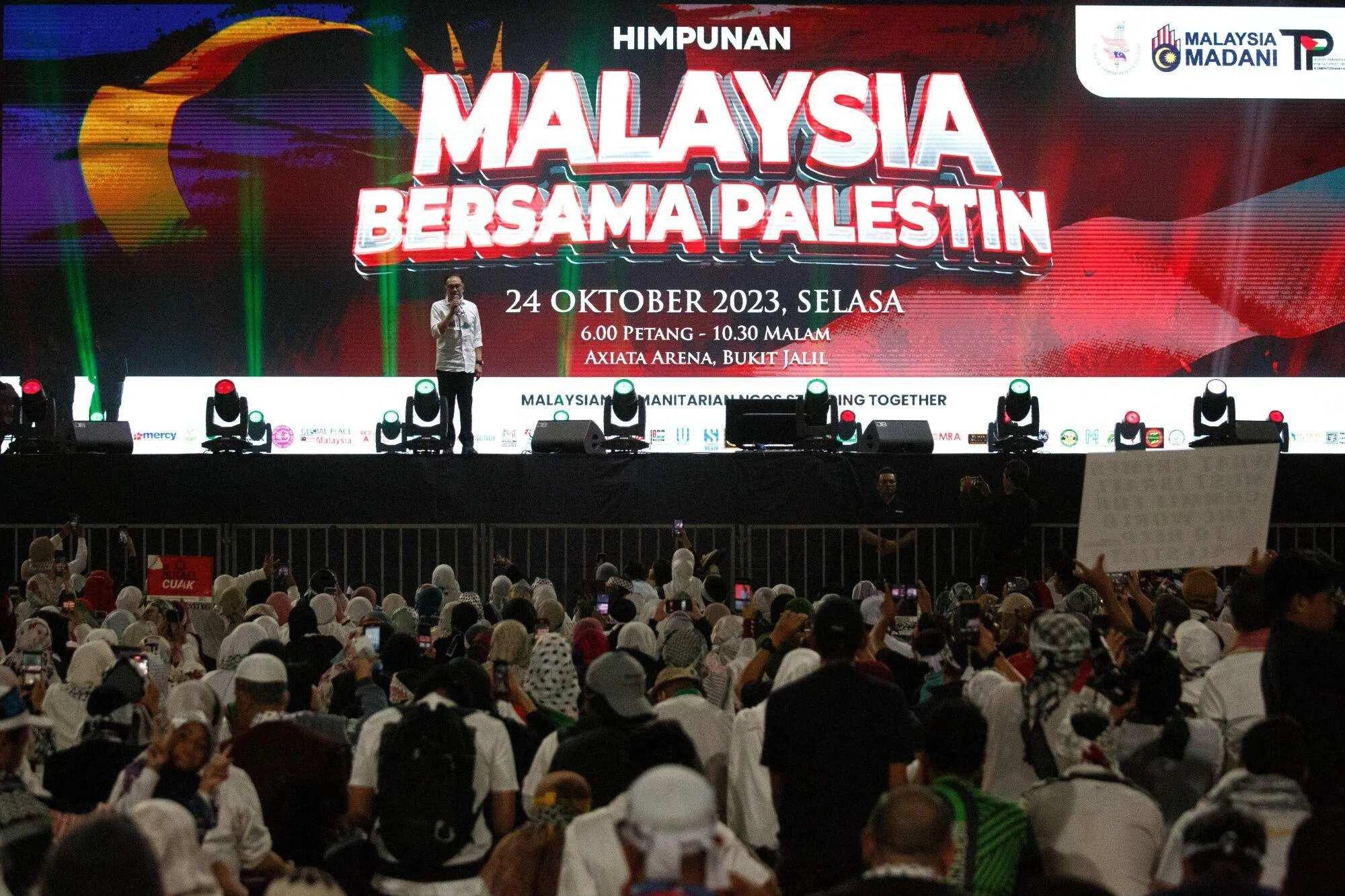 10月24日，马来西亚官方在武吉加里尔亚通体育馆主办“马来西亚与巴勒斯坦同在”集会，首相安华和超过1万6000人出席。（彭博社）