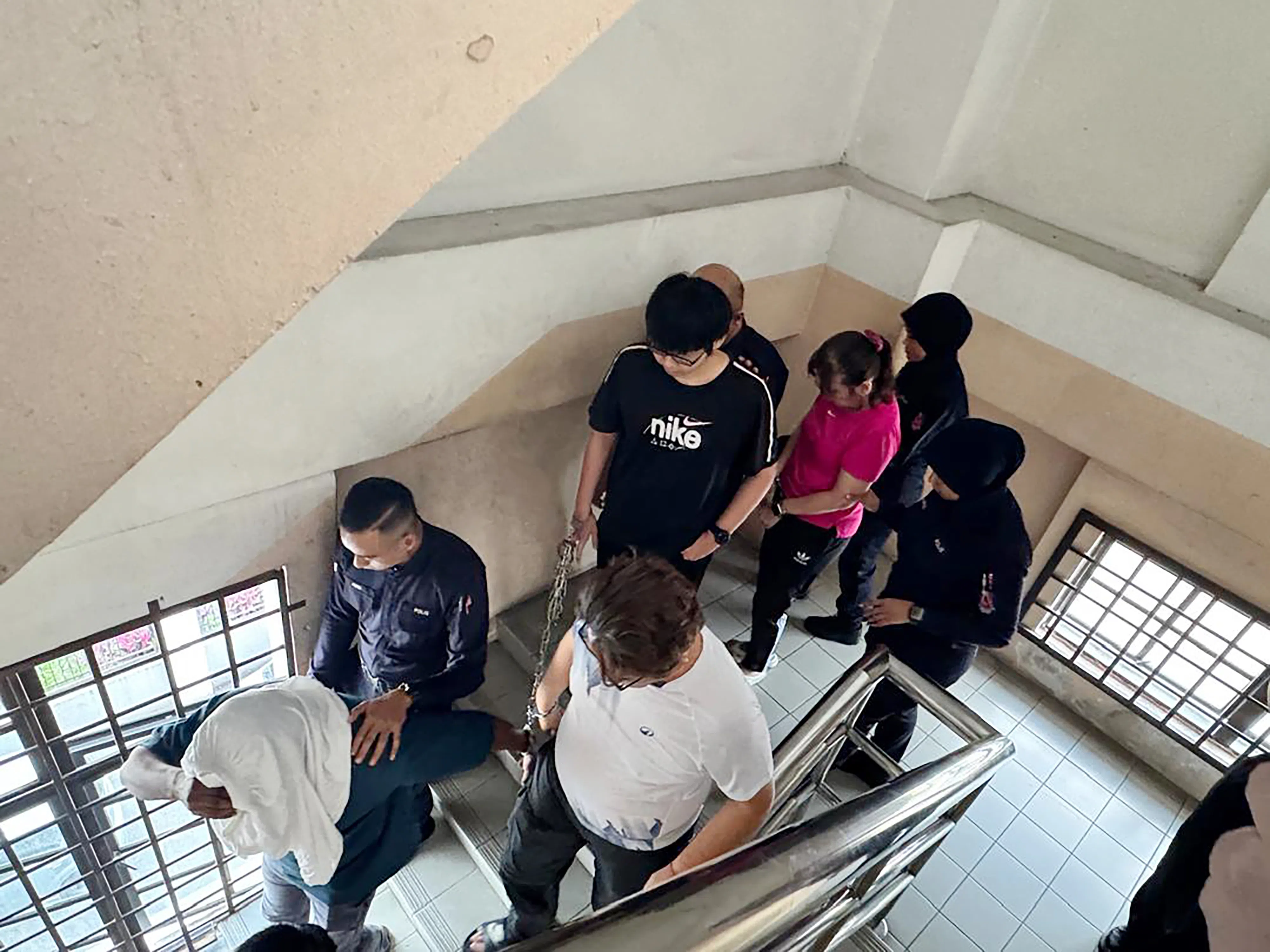 蔡勤兴与太太和儿子否认有罪，案件将在明年1月续审。（中国报）