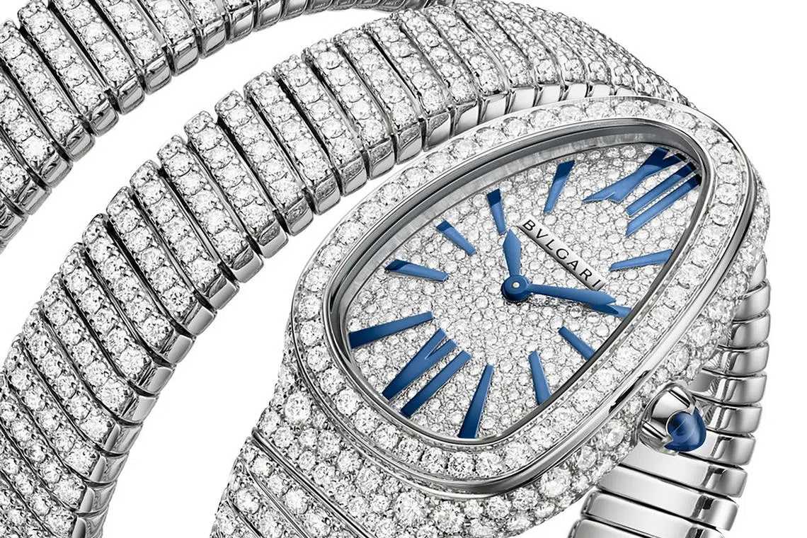 Serpenti Tubogas腕表，镶嵌1344颗钻石和0.19克拉蓝宝石，闪耀夺目。（宝格丽提供）
