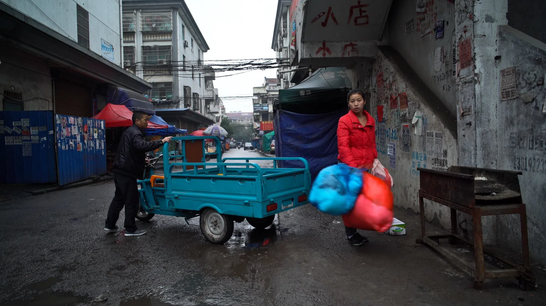 女工人的舅舅气愤地骂了她，并把她的礼物全都丢在地上。（Pyramide Films图片）