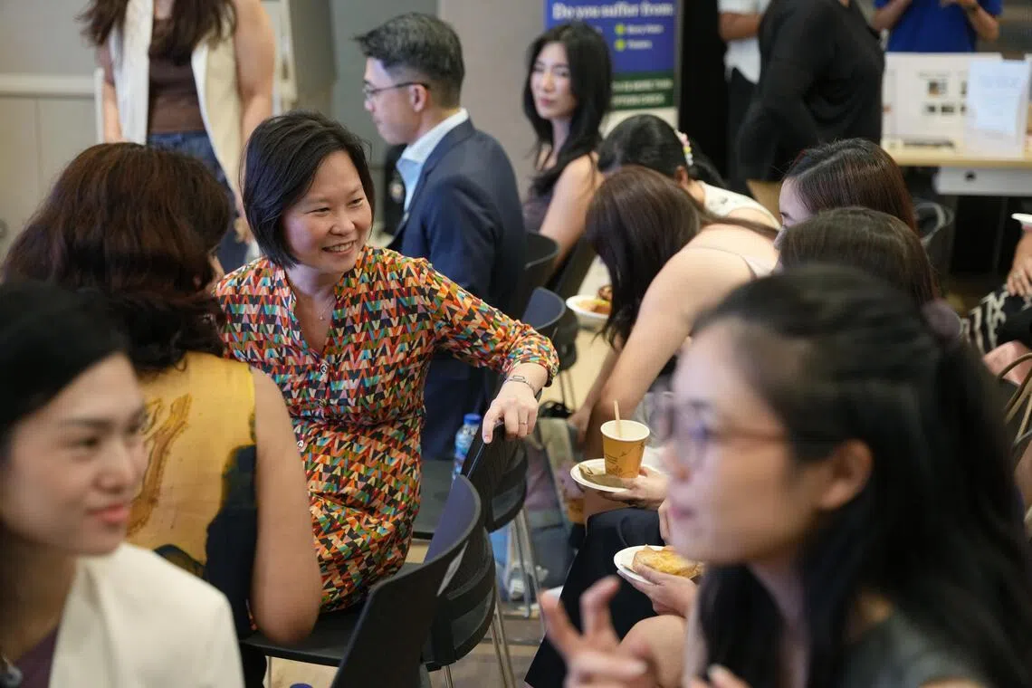 贸工部兼外交部政务部长颜晓芳（手扶椅背者），星期二在“女企业家出海”倡议启动仪式上，与女企业家进行交流。（谢智扬摄）