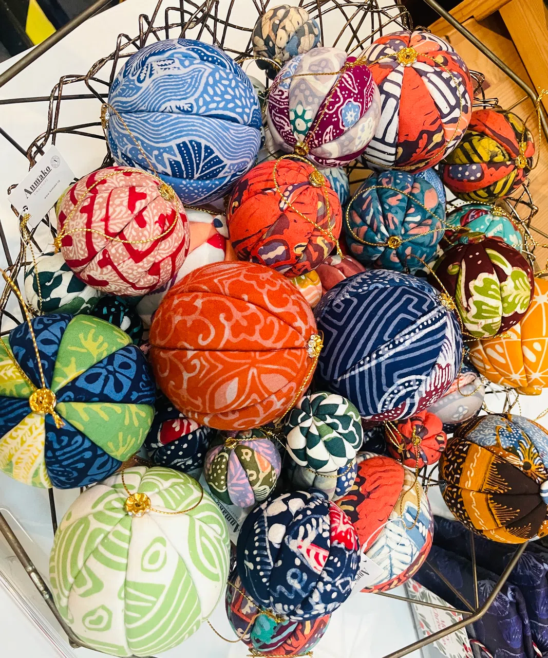 Anmako用峇迪布缝制成南洋风的圣诞挂球。（林方伟摄）