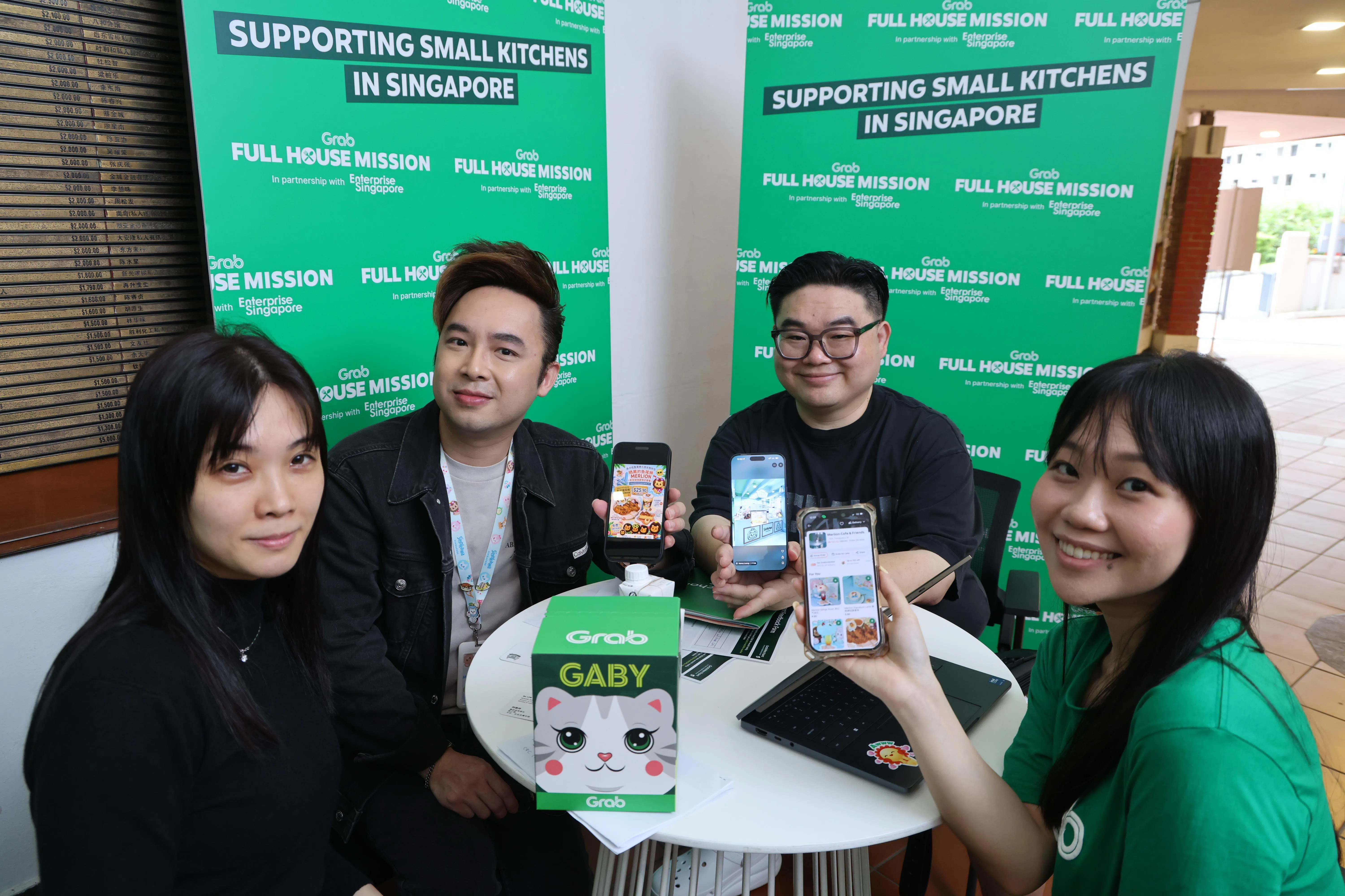 Grab推出“高朋满座”计划（Full House Mission）协助中小型餐饮业者提高曝光度和拓展客源。其中一家到场的业者是Cartoonsoul。公司发起人陈强（右二）、营运总监刘胜良（左二），以及设计经理吴钰茹（左一）在现场与Grab顾问交流。（梁麒麟摄）
