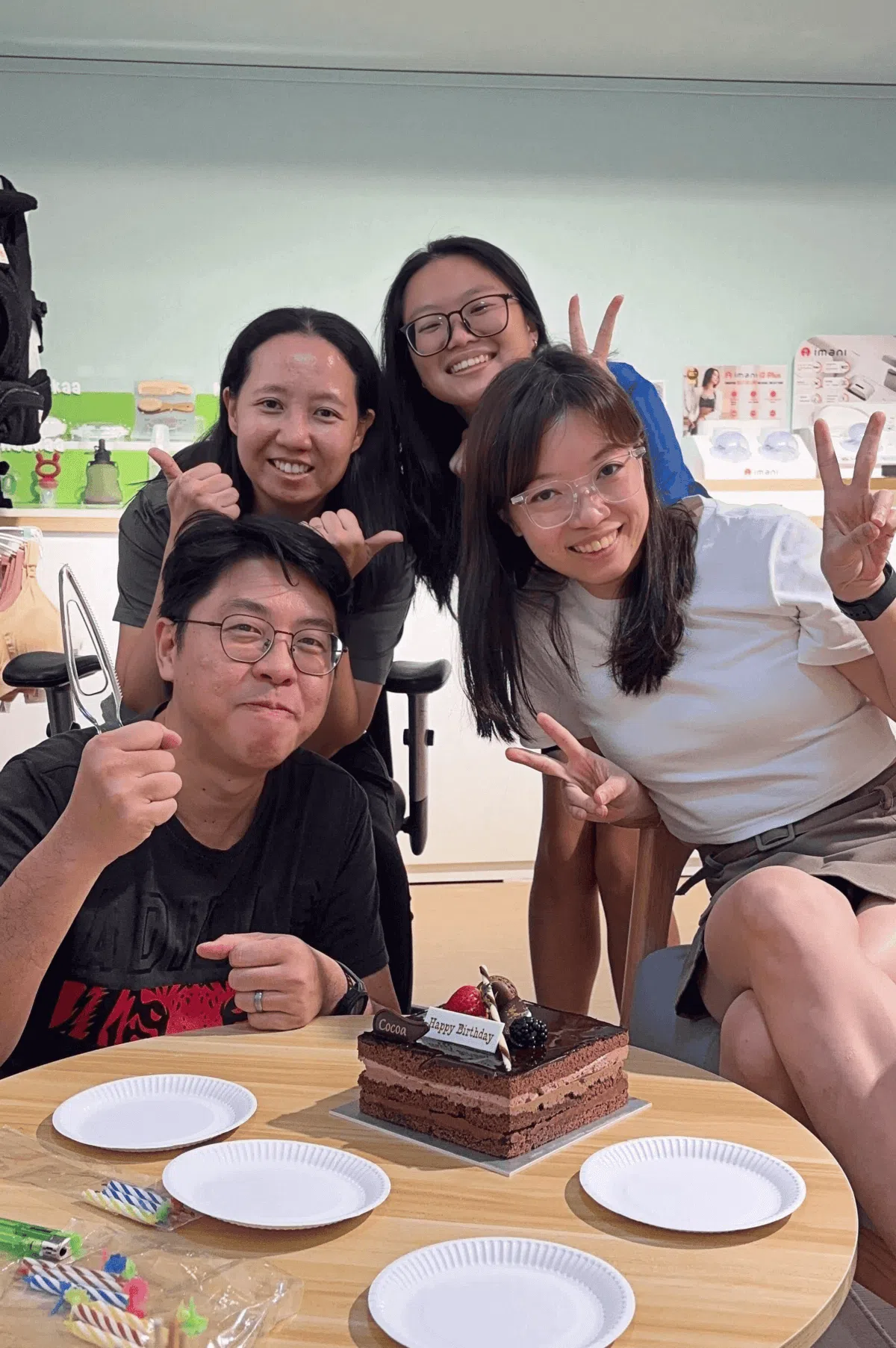 Mums Actually董事赖佩玲（后排左一）认为，团队成员之间的相互支持是企业文化得以运作的关键。（受访者提供）