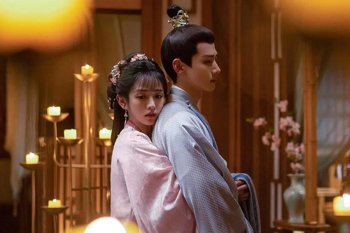 田曦薇（左）和白敬亭剧中先婚后爱，互动逗趣。