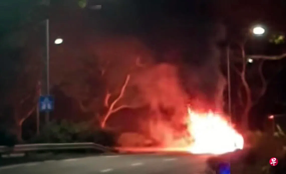 一辆警车深夜在快速公路上失火，冒出熊熊火焰。 （取自脸书）
