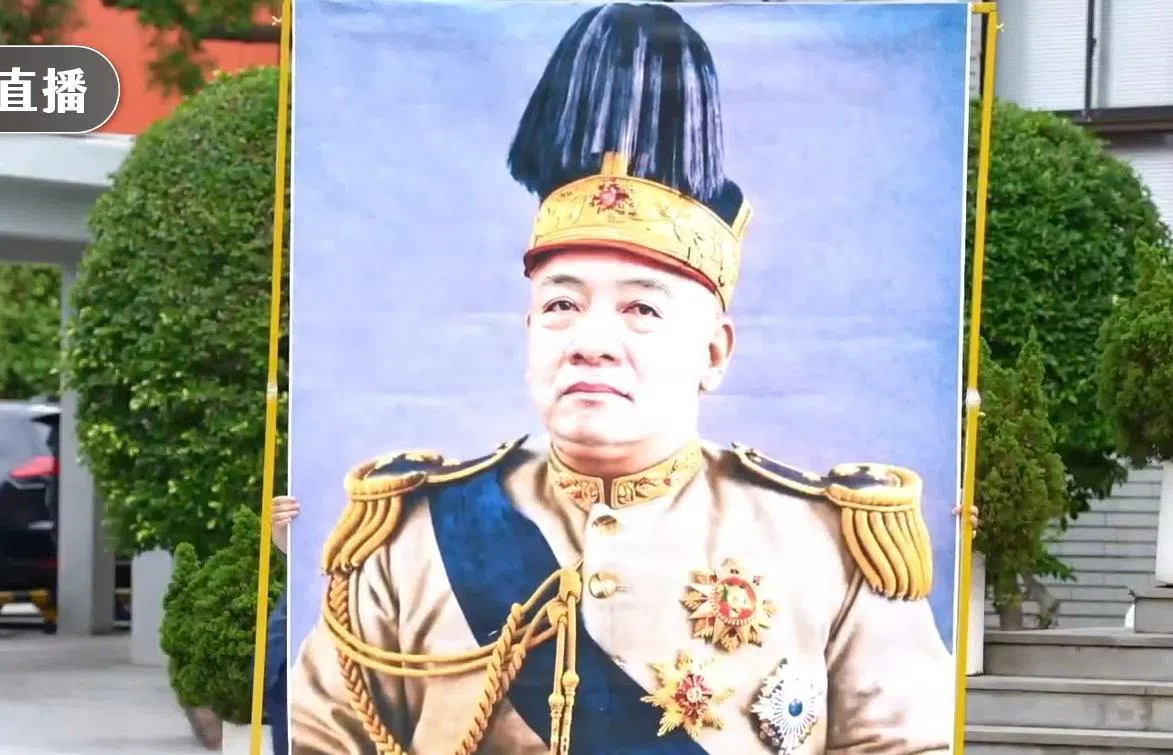 国民党立院党团、民众党立院党团星期五共同举行记者会，展示赖清德与袁世凯的合成画像。（民众党Youtube频道视频截图）