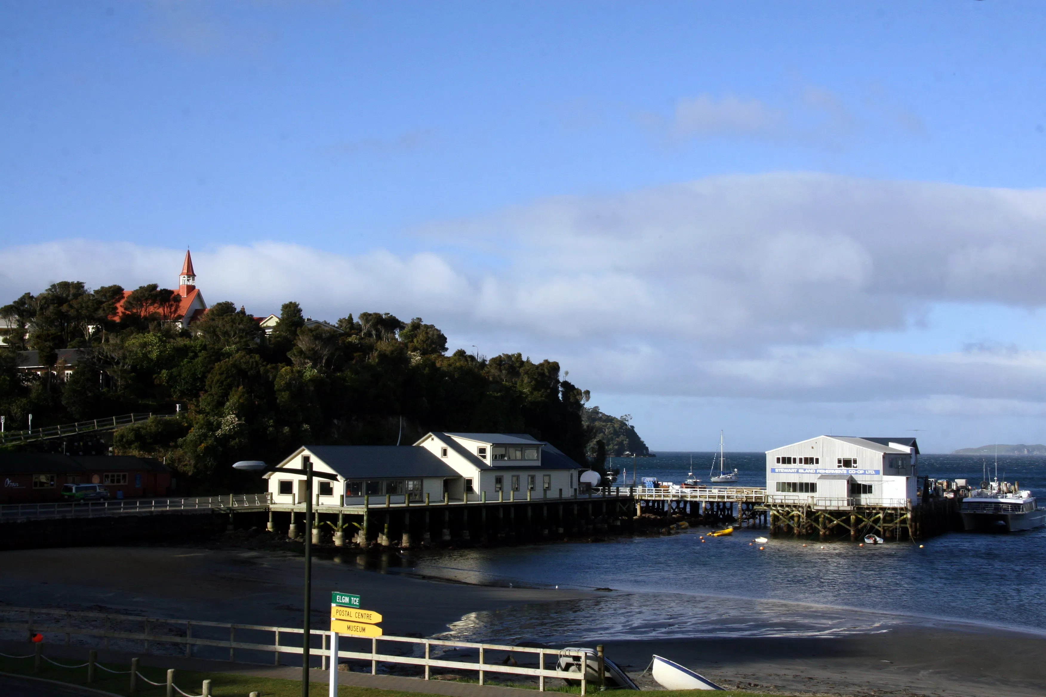 半月湾码头和小教堂。（施莉芳摄）