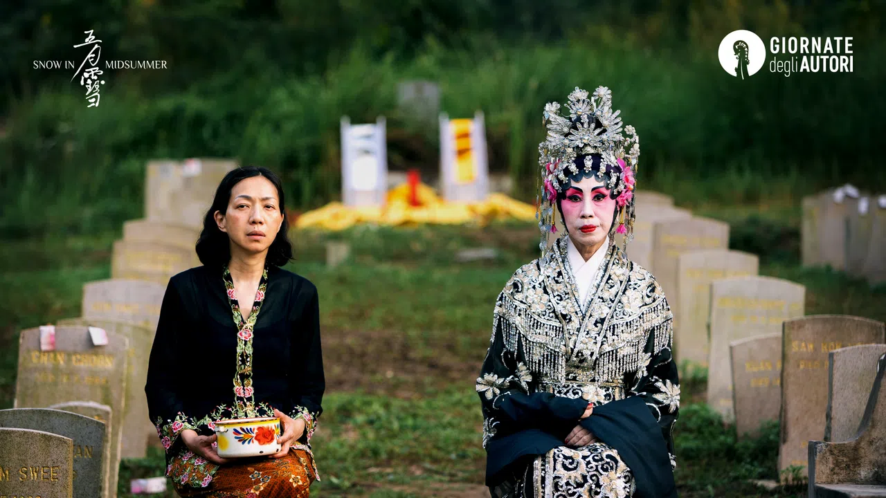 台湾演员万芳（左）和马来西亚女演员蔡宝珠在《五月雪》中对戏。（堂堂映画提供）