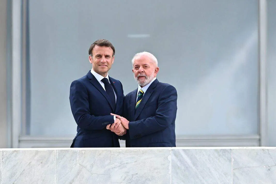 马克龙28日到巴西利亚访问，与卢拉一起出席联合新闻发布会。（彭博社）