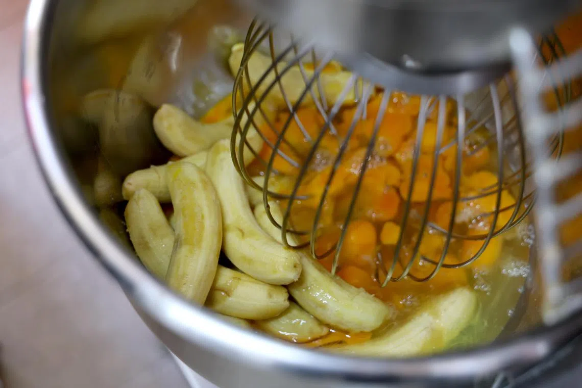 “龙发”的香蕉蛋糕采用传统食谱，食材有香蕉、面粉和鸡蛋。（龙国雄摄）