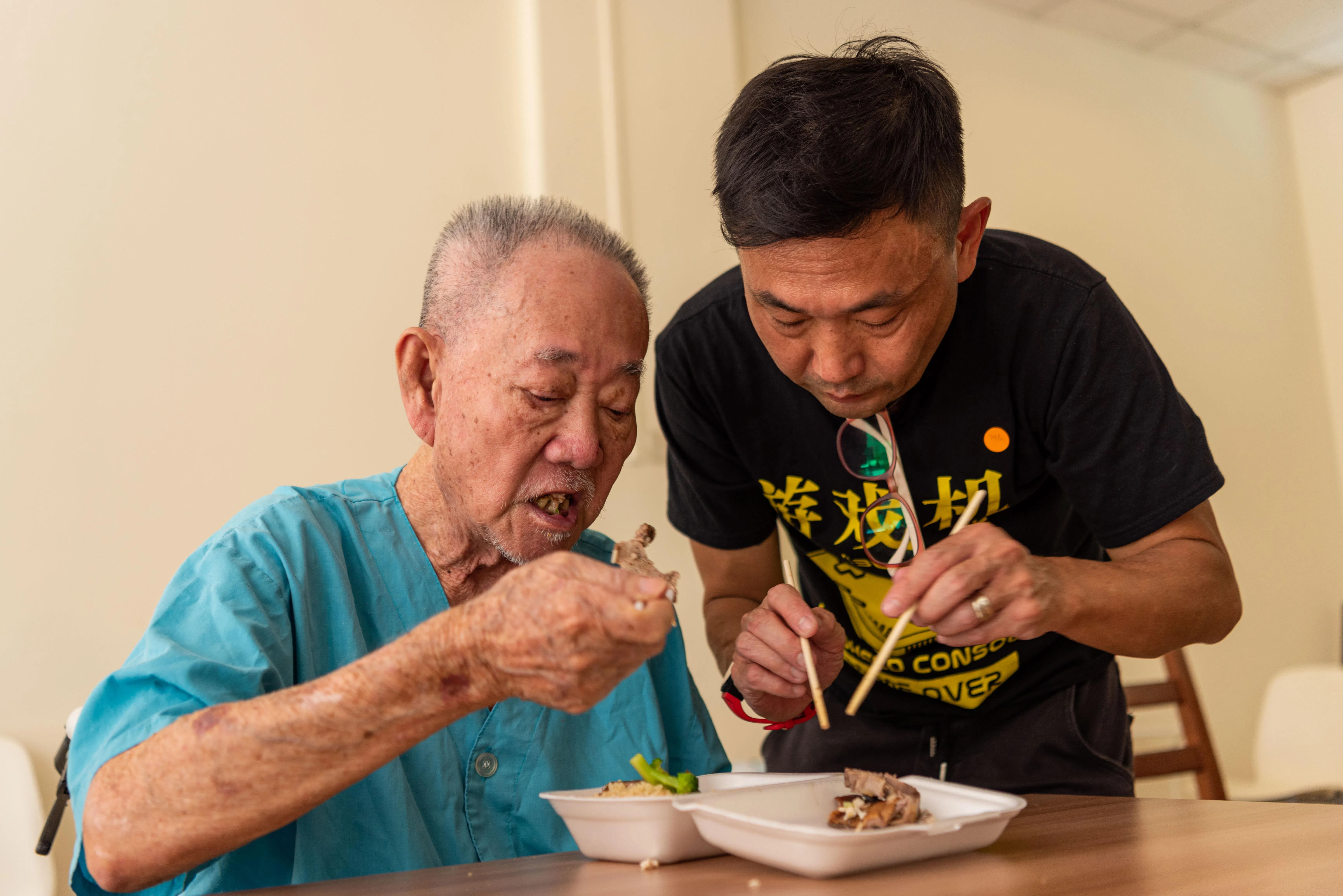 陈喜明每天会抽空给住在疗养院的父亲送午餐。（受访者提供）