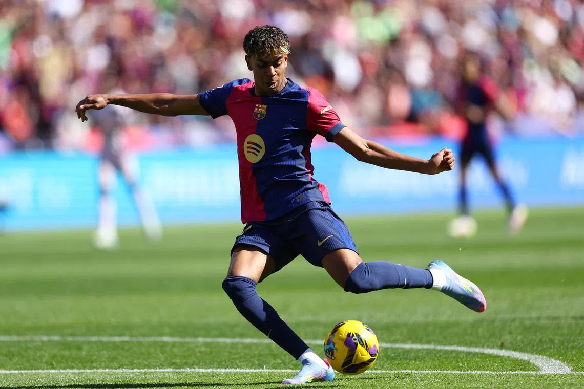 巴塞小将亚马尔本场比赛发挥出色，曾在边路上演单骑闯关的好戏。（路透社）