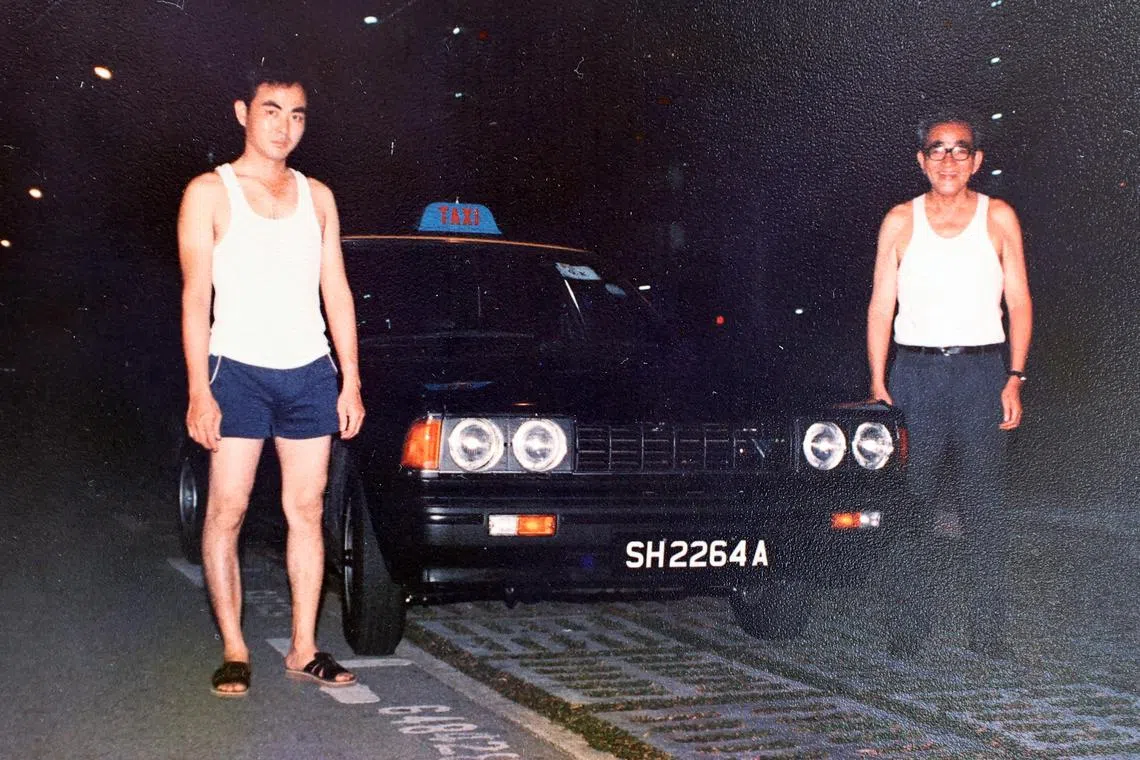 曾秀勇（左）和父亲曾文佑在停车场洗德士时的珍贵合影。（受访者提供）