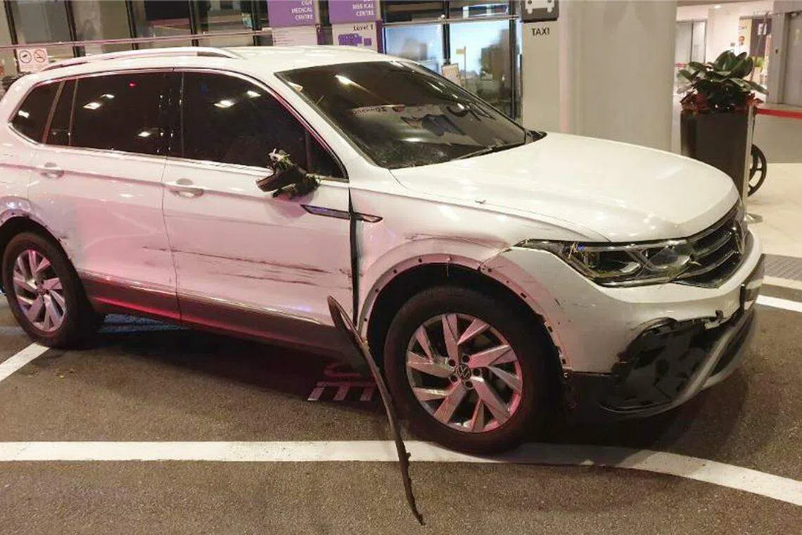 男子在泛岛快速公路开车时，撞上行驶在同一方向的另一辆汽车。他也被控酒驾和未谨慎驾驶的罪名。（警方提供）