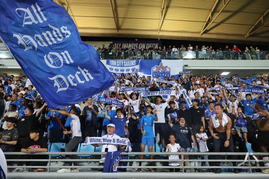 狮城水手勇挫澳洲强队，球迷兴致高昂地庆祝。（唐家鸿摄）