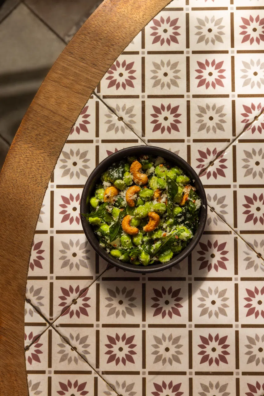 开胃菜毛豆sundal，拌以椰丝和烤腰果，不仅具有嚼劲，且口味清爽。（餐馆提供）