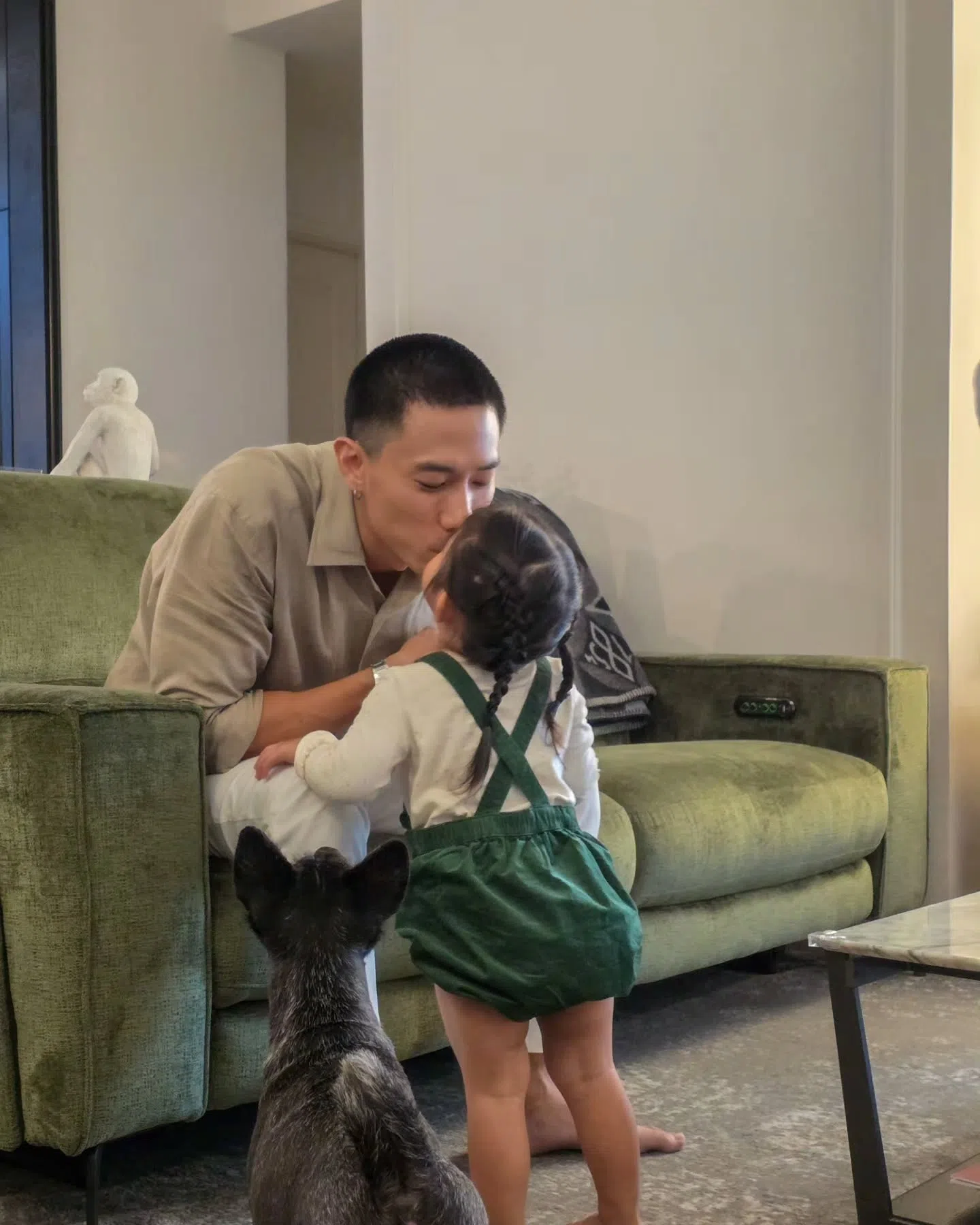 陈泂江与女儿“陈小姐”互动温馨可爱。（取自陈泂江IG）