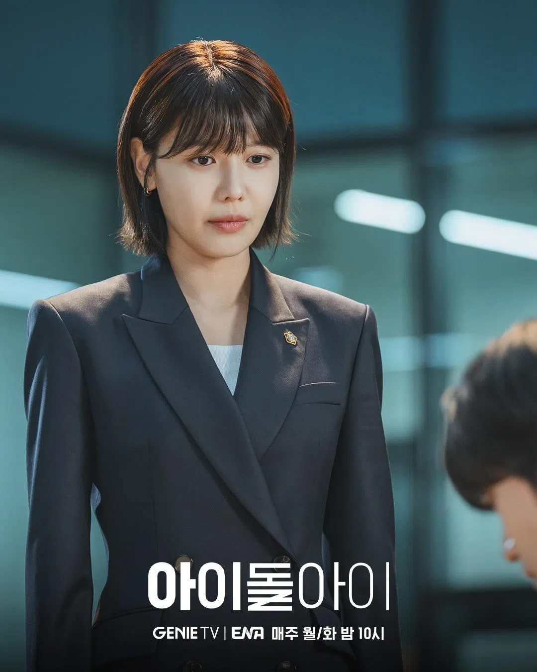 少女时代成员秀英在《偶像疯子》中演绎知名律师。（取自Studio Genie IG）