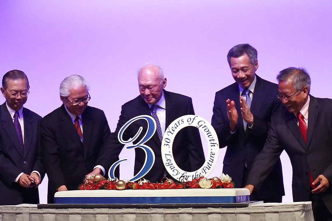 新加坡政府投资公司（GIC）高层在2011年5月9日一起切蛋糕，庆祝公司成立30周年。左起：政府投资公司集团总裁林祥源、副主席陈庆炎博士、内阁资政李光耀（GIC主席）、李显龙总理和首席投资执行员黄国松。（档案照片）