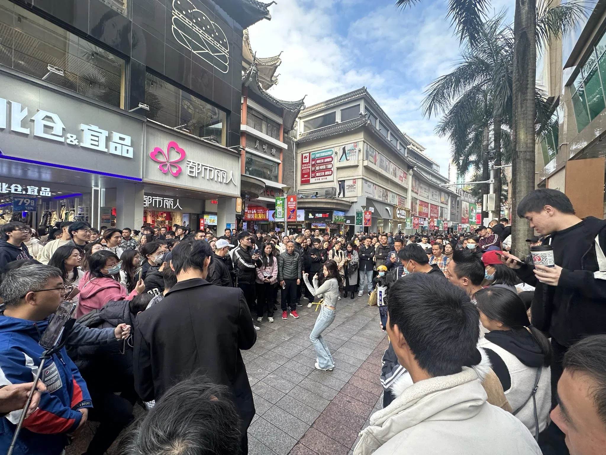 中国网红主播在深圳东门老街进行直播，引来大批公众围观。（林煇智摄）