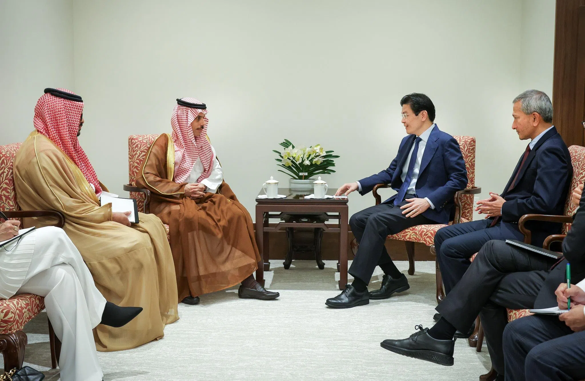 黄循财总理（右二）会见沙特外长费萨尔（左二），讨论双边关系和中东发展，出席的还有我国外长维文医生（右一）。（数码发展及新闻部提供）