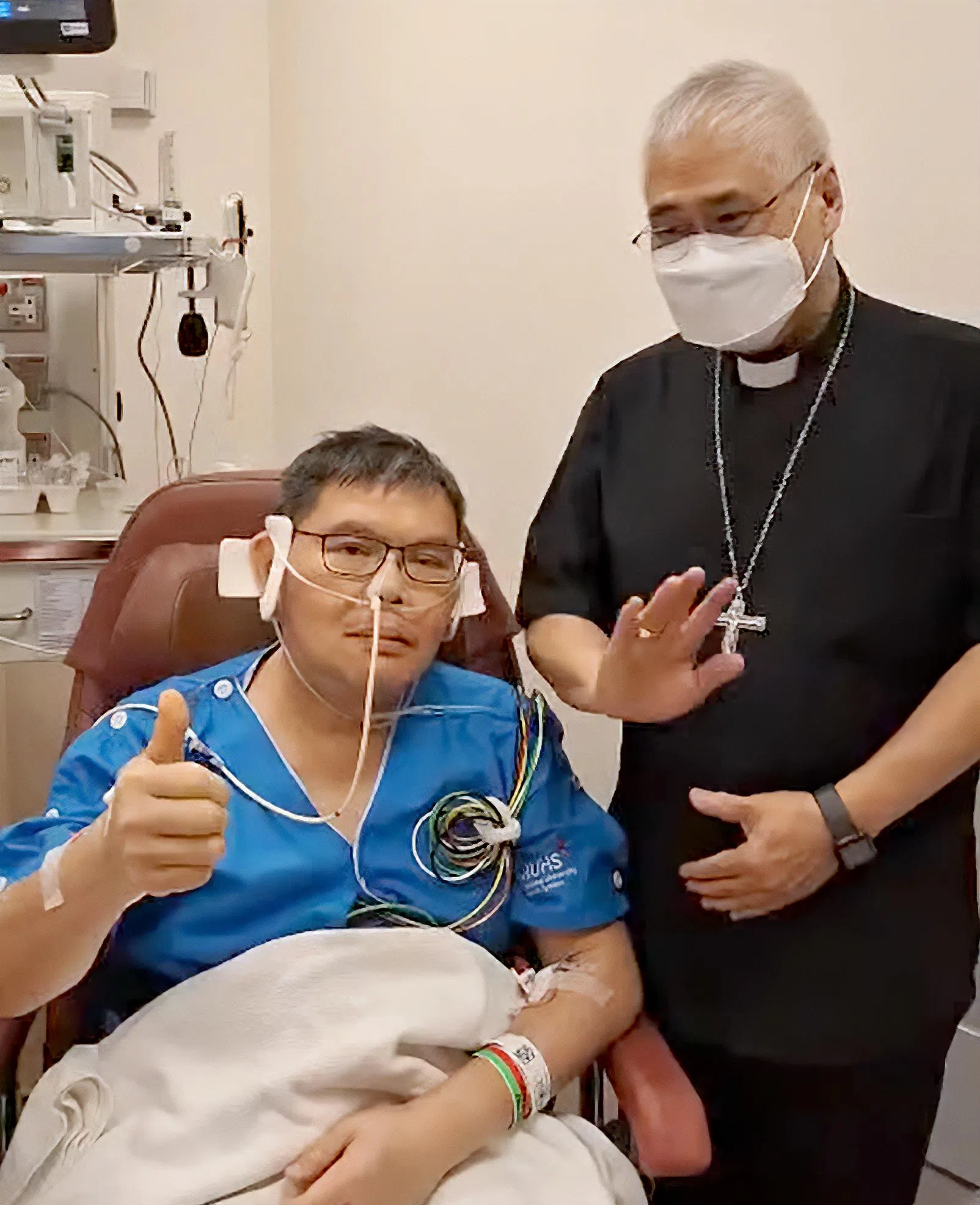 教会和李光兴（左）的家人请求大家继续为他的完全康复祈祷，并在他康复期间尊重他的隐私。（取自李光兴脸书）