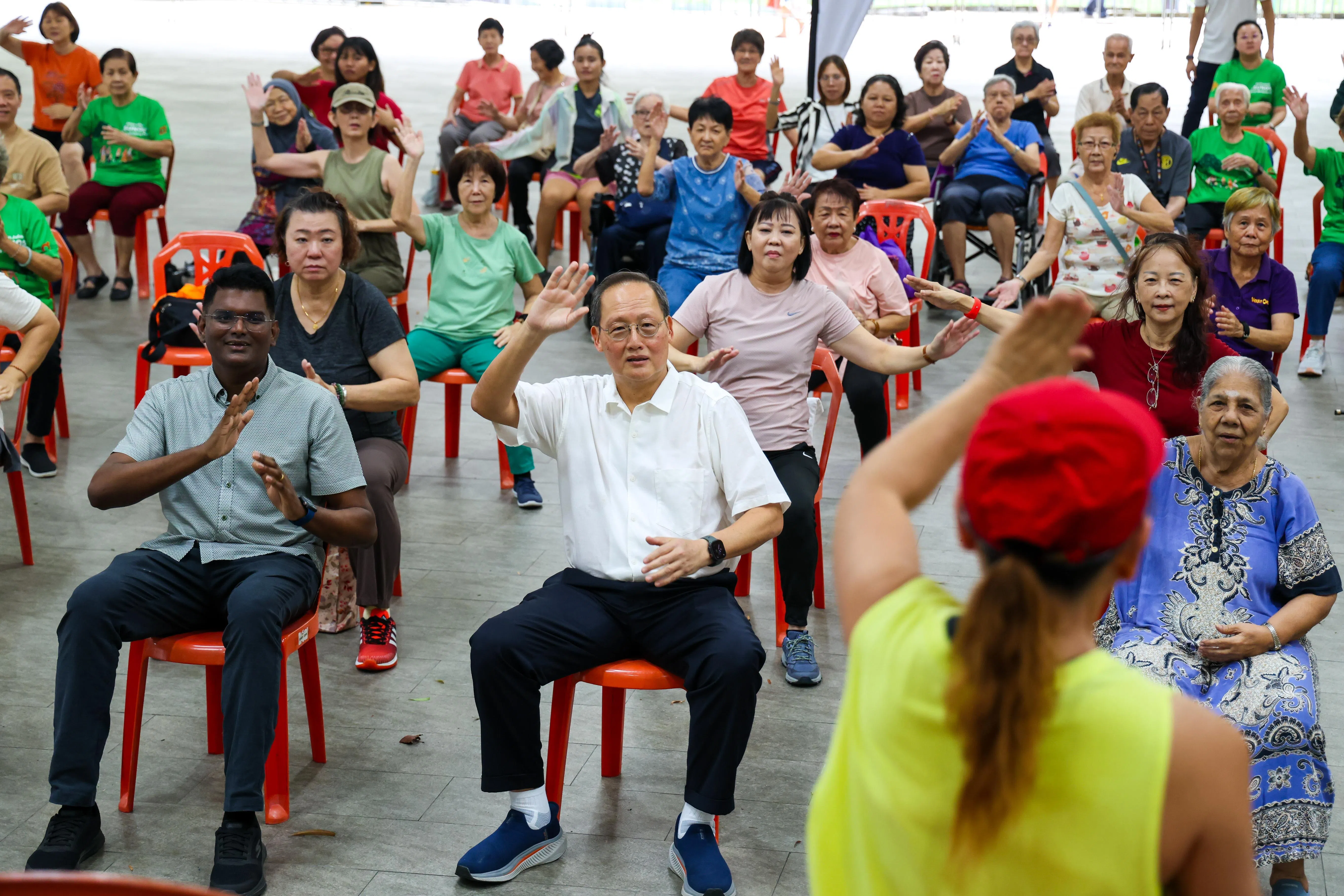 陈诗龙医生（左二）在访问期间，与杰格（左一）和居民一起参加椅子尊巴健身课。（林明顺摄）