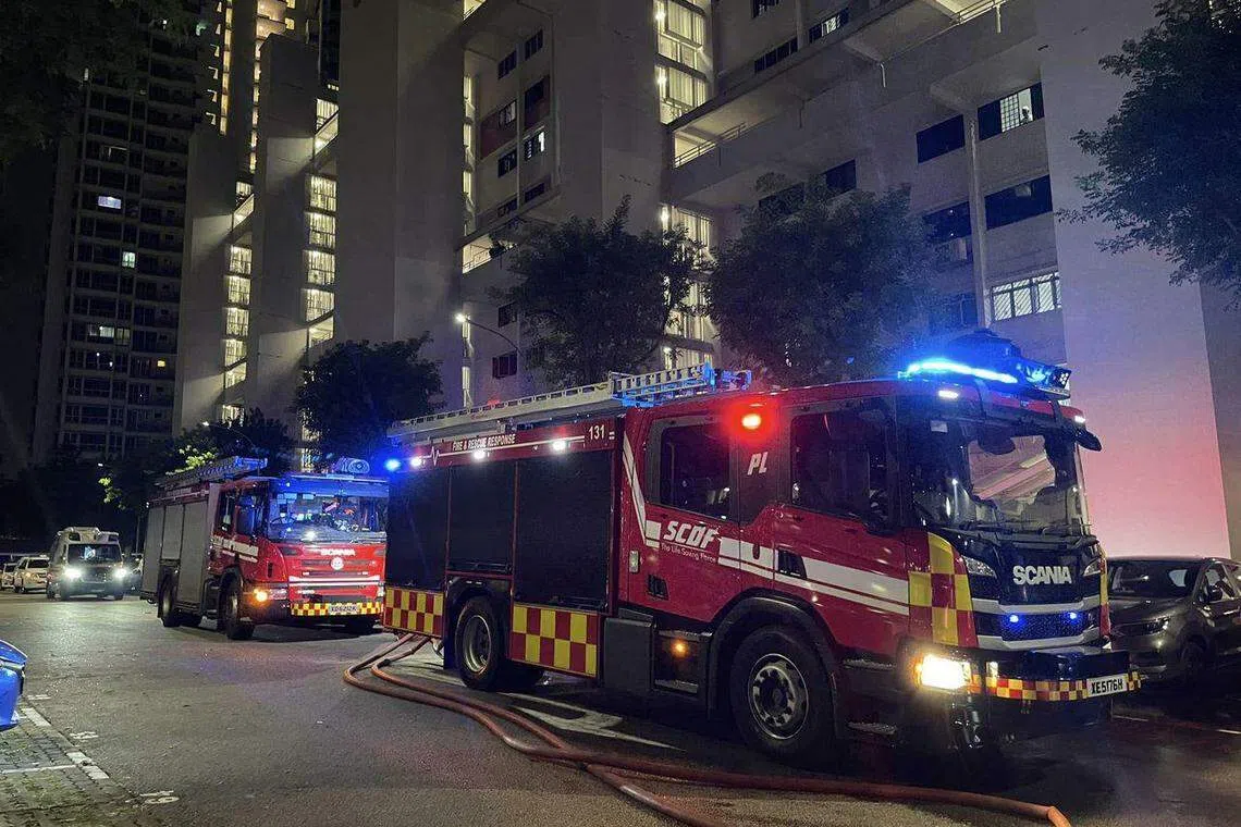 警方和民防部队到场后疏散了附近单位约160名居民。（取自新加坡民防部队脸书）