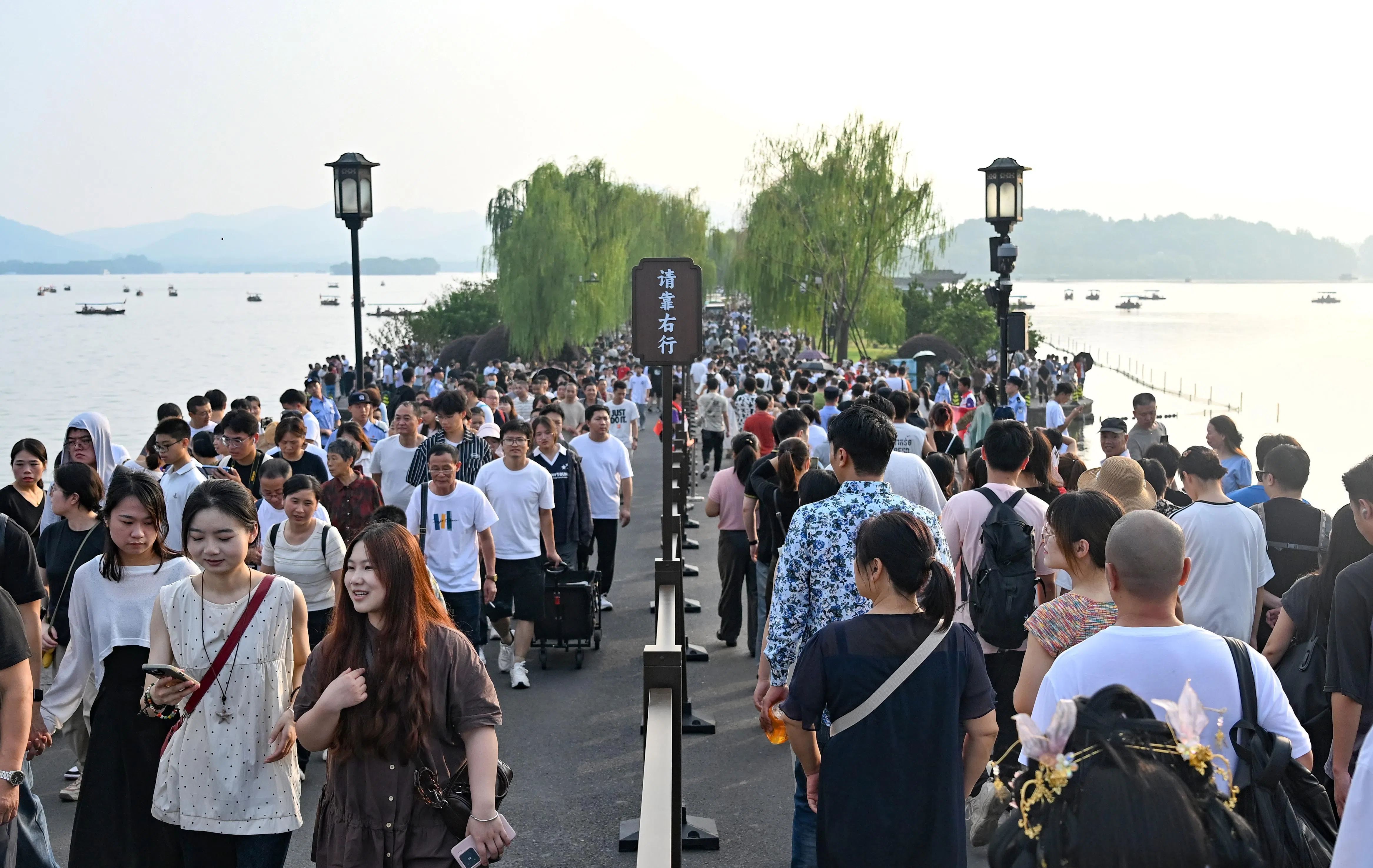 浙江杭州西湖的白堤、断桥等景点星期三（10月1日）迎来客流高峰，达到44.63万人次，同比增长12.33%。（中新社）
