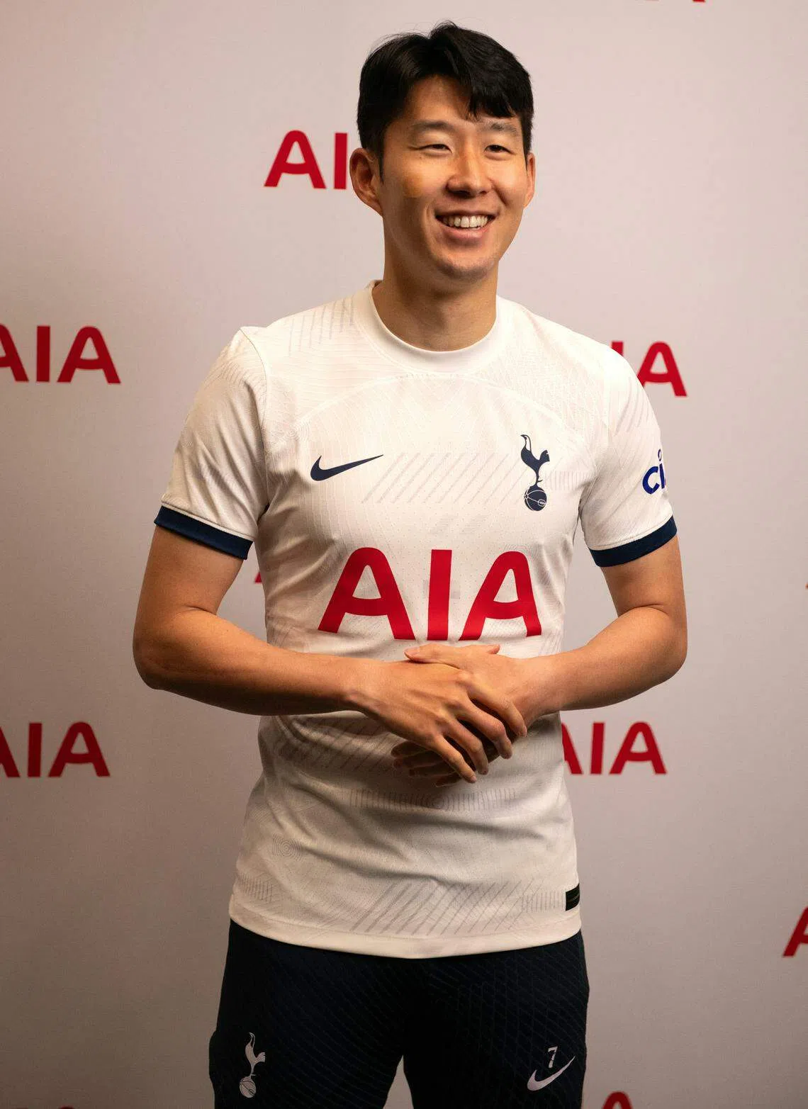 为韩国连续两场斩获进球后，孙兴慜在伦敦时间星期三（3月27日）回到英国，星期四（28日）在热刺训练中心展开备战对卢顿一役的首次训练。（友邦保险新加坡提供）