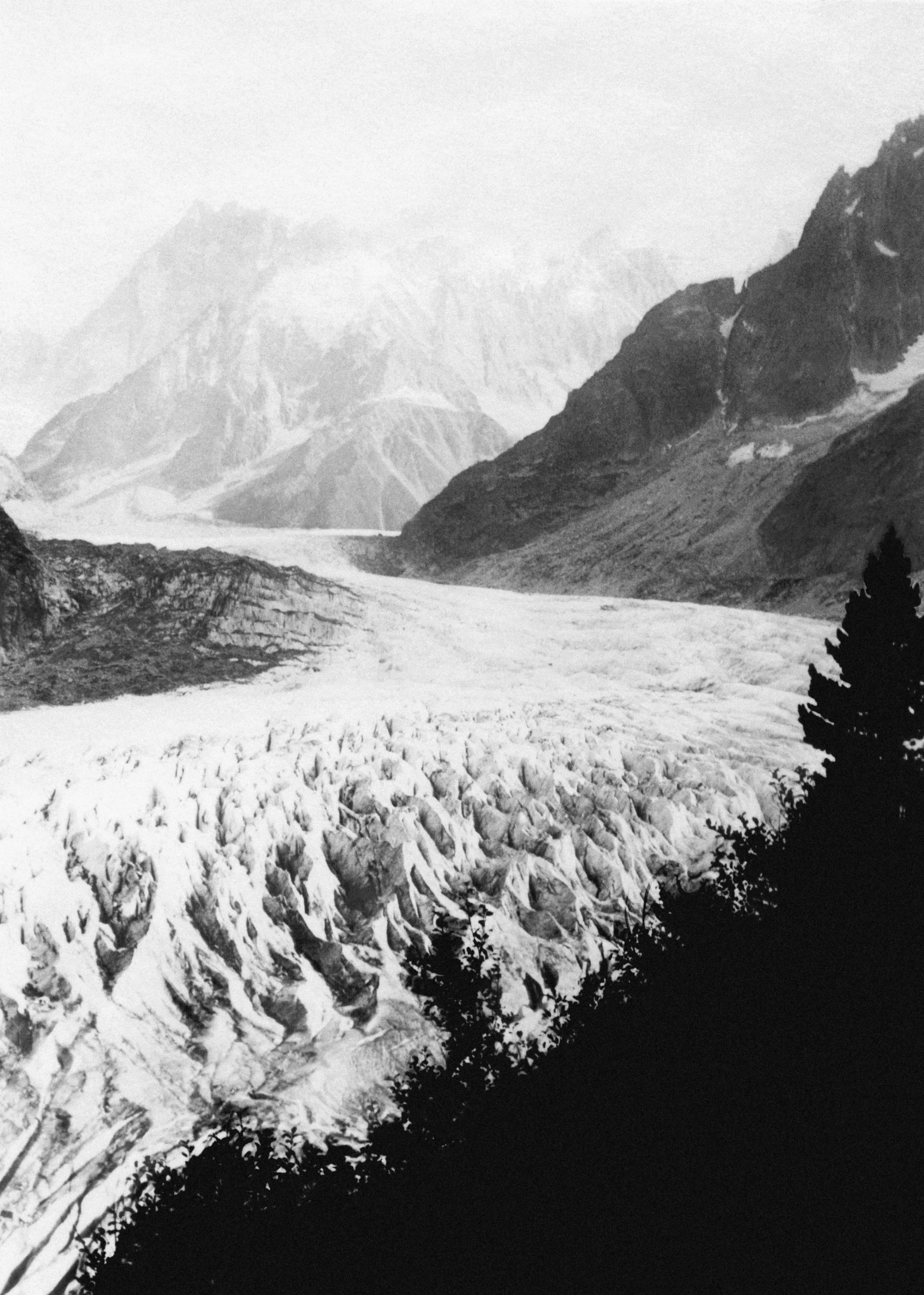 气候变暖导致全球冰川加速融化。这张1935年拍摄的照片，显示法国东南部高山小镇霞慕尼冰海冰川的壮观景象。（法新社）