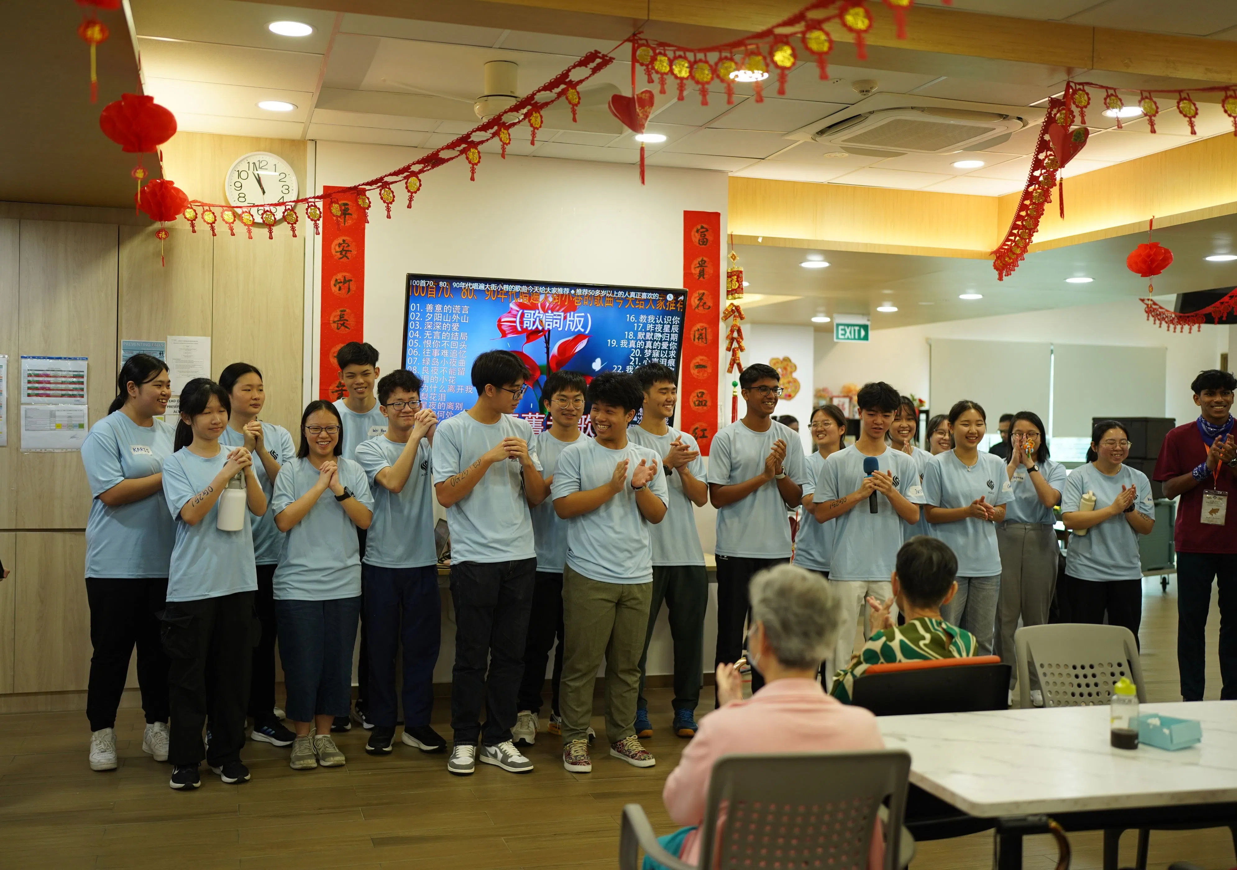 迎新的大型公益活动“ASR Gives”，让高一新生通过与年长者的互动，学习关怀社会上的老年群体。（安德逊实龙岗初院提供）